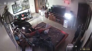 家庭摄像头熊孩子想蹭奶