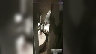 无知女孩被灌醉带到厕所强奸真实酒吧醉奸喝醉被拿走第一次